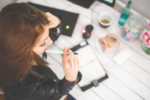 Segunda via FIES Boleto Estudantil: Como imprimir? 4 mulher pensando, não pagou o boleto fies