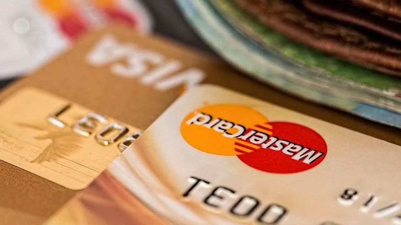 Qual a diferença entre cartão de crédito e débito? 3 diferença entre cartão de crédito e débito